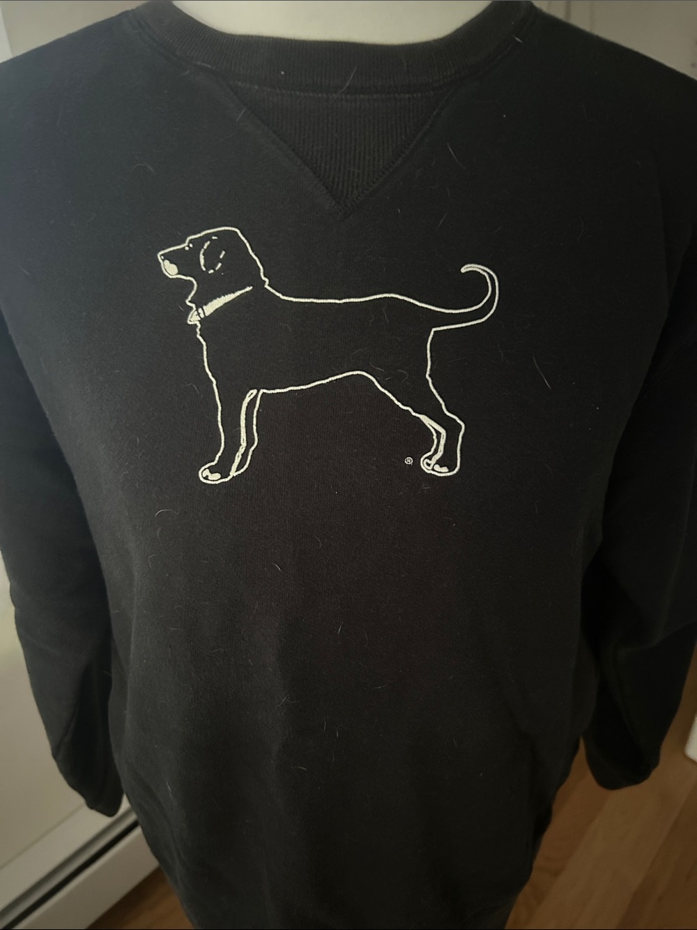 Woman’s Black Crewneck Sweatershirt Size Large.